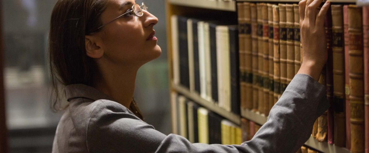 lawyer-picking-book-in-the-law-library-at-the-univ-P3WW6CN.jpg
